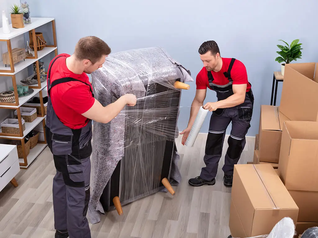 Enlèvement de meubles : professionnels du débarras versus service municipal – le comparatif complet